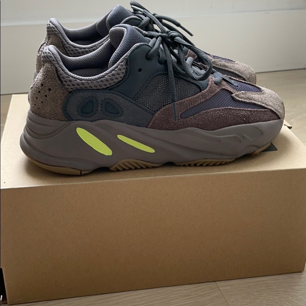 Like-new YEEZY 700 ‘MAUVE’